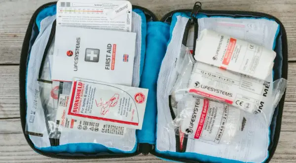 Apteczka pierwszej pomocy: Co musi zawierać? Poradnik krok po kroku