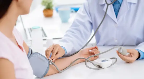 Nieregularny puls: Co oznacza? Objawy, przyczyny i kiedy iść do lekarza