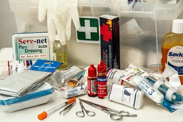 Apteczka w firmie: Obowiązek, wyposażenie i praktyczne porady